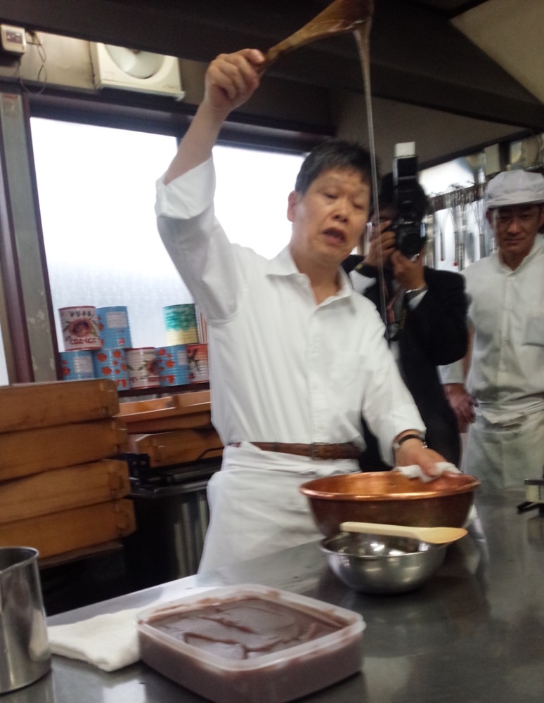 蕨もち糸を引く